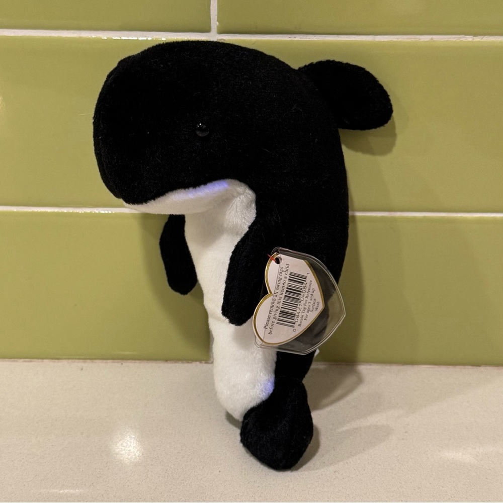 Ty Beanie Baby named Waves the Orca Whale (1996) - Picture 1 of 6